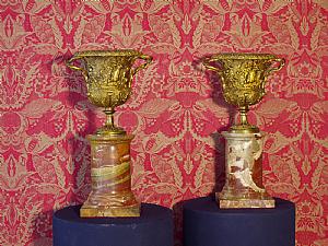 Paar Vasen aus vergoldeter Bronze und Marmor